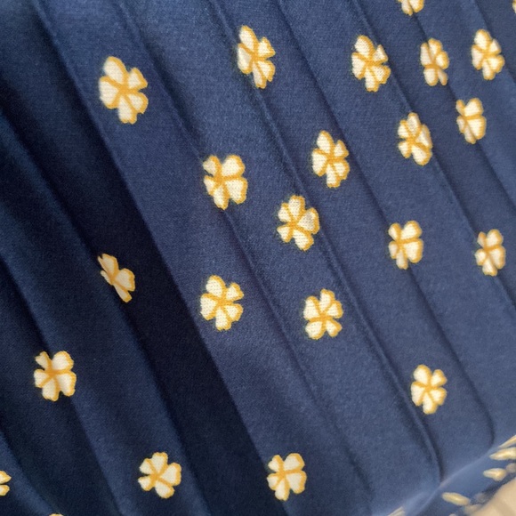 Pleated pull-on luster charmeuse midi skirt in tiny blooms print - Picture 6 of 6